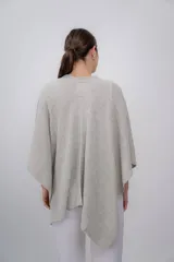 Ruana gris de tejido de punto, hecha de 100% baby alpaca.