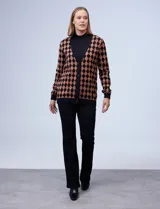 Cardigan tejido con escote en V y abertura central con botones. Diseño con rombos color marrón y negro.