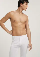 Calzoncillos largos de algodón acanalado en color blanco, con cintura elástica y ajuste ceñido al cuerpo.