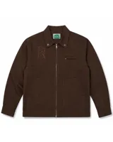 Chaqueta de estilo utilitario color marrón, con cierre frontal completo, cuello camisero, dos bolsillos frontales tipo parche y un bolsillo pequeño con cierre en el pecho. Presenta un bordado decorativo en el pecho y puños con botones.