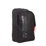 Mochila Topper de diseño urbano en color negro, con logo de la marca estampado en gris y detalle de tirador de cierre en color rojo.
