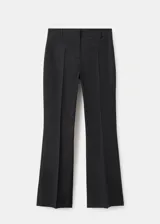 Pantalón de tiro bajo y diseño acampanado color negro, con trabillas para cinturón y bolsillos traseros ribeteados, confeccionado en mezcla de algodón elástico.