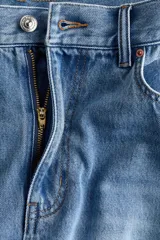 Jean baggy barrel de cinco bolsillos en denim de algodón con diseño curvo en las piernas y corte holgado de tiro medio.