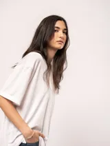 Remera blanca oversized de tela elastizada con tajos laterales y escote redondo.