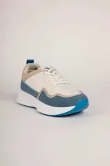 Championes deportivos Paddock modelo Gwayne para mujer, con combinación de colores blanco, tostado y azul jean. Suela chunky blanca con base dentada en tono azul y cordones al tono.