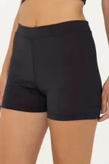 Minishort negro de lycra con cintura tiro medio y compresión media.