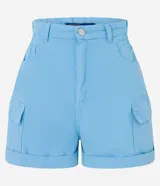 Short baggy celeste de sarga, con cintura elástica, trabillas, cierre con botón y cremallera, bolsillos laterales, bolsillo cargo y bajo plegado.