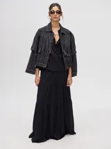 Camisa de broderie de algodón color negro, con diseño de calados, cuello mao con cierre de botones, mangas abullonadas con puños fruncidos y detalles de galones con transparencias.