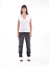 Remera negra de manga corta con escote en V, corte clásico y holgado.