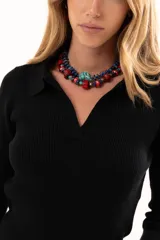 Sweater de tejido de punto acanalado en color negro, con cuello polo y escote en V, de manga larga y corte ajustado al cuerpo.