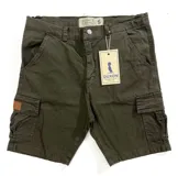 Bermuda cargo de gabardina en color azul marino, con bolsillos laterales con solapa y detalle de etiqueta de cuero sintético.