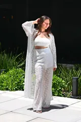 Kimono largo de encaje color blanco, con mangas acampanadas y diseño traslúcido.