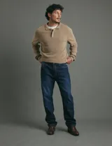 Pantalon jean de corte recto clásico con diseño de cinco bolsillos, confeccionado en algodón.