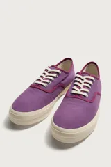 Zapatilla baja de cordones de Fruit of the Loom x Zara, confeccionada en tejido de algodón morado con detalles en tono burdeos y suela de goma blanca con volumen.