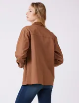 Sobrecamisa color marrón con cuello solapa de pana y cierre frontal con botones. Presenta bolsillos en la parte delantera.