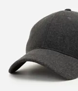Gorra de béisbol con visera curva, confeccionada en tejido estructurado con textura similar a la lana en color gris oscuro.