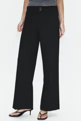 Pantalón de tiro bajo y corte recto, color marrón oscuro. Presenta bolsillos laterales, cierre frontal con cremallera y gancho metálico, y un cinturón integrado del mismo tejido con hebilla metálica.