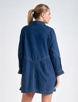 Vestido camisero de denim azul oscuro, marca Elan. Tiene cuello con solapa, abertura central con botones metálicos dorados, bolsillos laterales, mangas largas con puño elastizado, largo mini y calce holgado.