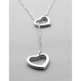 Cadena de plata 925 con diseño de doble corazón, uno fijo en la cadena y otro colgante en estilo corbatero.