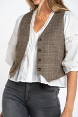Chaleco marrón con estampado de cuadros, escote en V y cierre frontal con botones.