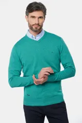 Sweater de hilo color borgoña, con cuello en V y logo bordado en el pecho.