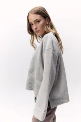 Sweater gris de tejido de punto con diseño de formas geométricas en tonos engamados. Confeccionado con lana de origen italiano.