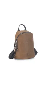 Mochila de símil cuero color tostado con cierre superior curvo y correas negras regulables. Cuenta con asa de mano superior, compartimento principal de gran capacidad con bolsillos internos y un bolsillo oculto en la espalda. Incluye un detalle decorativo en el tirador del cierre con estampado animal print.