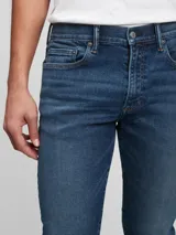 Pantalón de jean skinny de tiro medio, color azul oscuro.