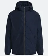 Campera de hombre color azul marino con capucha extraíble y cierre frontal. Confeccionada en tejido de poliamida con relleno de poliéster, presenta cuello alto, bolsillos laterales con cremallera y puños elásticos.