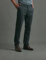 Pantalón de corte clásico confeccionado en sarga de algodón con elastano, color verde militar. Presenta bolsillos delanteros inclinados y bolsillos traseros de ribete.