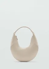 Bolso de hombro con diseño de media luna, confeccionado en material efecto piel con acabado liso. Cuenta con cierre de cremallera superior, asa corta integrada y forro interior con bolsillo con cierre.