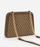 Cartera bandolera Satinato de diseño compacto, confeccionada en lona con estampa geométrica en tonos marrón y beige, con detalles en cuero sintético marrón. Cuenta con cierre perimetral y correa combinada de PU y cadena metálica dorada.