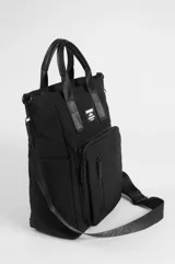Mochila porta laptop negra de nylon, estilo urbano, con asas superiores para llevar en la mano, bolsillos frontales con cierre y etiqueta con logo impreso.