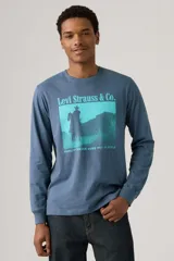 Remera de manga larga Levi's en color azul, con cuello redondo y puños acanalados. Presenta un estampado gráfico frontal en tonos turquesa que muestra la silueta de un vaquero a caballo con el texto 'Levi Strauss & Co.' y la frase 'Quality never goes out of style'.