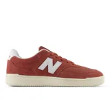 Championes New Balance modelo 80, color rojo con detalles en blanco. Confeccionados en gamuza y malla, con el logo "N" característico en los laterales y suela de goma color crema.