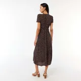 Vestido midi de color marrón con estampado de lunares claros, escote en V, mangas cortas y botones frontales.