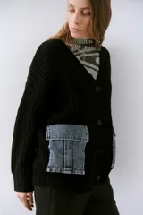 Saco tejido color beige con bolsillos de jean en el frente, con cierre de botones.