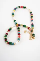 Collar corto de cuentas multicolores con piedras naturales y perlas cultivadas, intercaladas con pequeñas cuentas doradas y cadena de alargue con cierre de mosquetón.