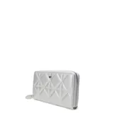 Billetera rectangular de diseño capitoneado, color beige, con cierre perimetral y logo metálico en el frente.