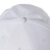 Gorro Adidas blanco con logo de Mercedes Benz bordado en negro en el frente y logo de Adidas bordado en negro en la visera.