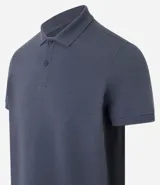 Polo de hombre slim fit color beige, confeccionada en tejido de media malla acanalada de algodón sostenible, con cuello clásico con botones y mangas cortas.