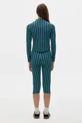 Calza capri negra de tiro alto con protección UV factor 50 y detalle de línea blanca en los laterales.