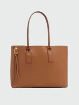 Cartera tipo tote bag Marc Jacobs The Puffy J Marc Work Tote, color negro con herrajes dorados y logotipo de la marca impreso en el frente.