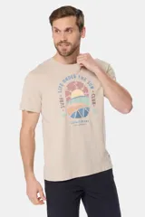 Remera de cuello redondo y manga corta, confeccionada en tejido de algodón con acabado jaspeado. Presenta un estampado frontal con temática de surf y estilo retro en tonos pasteles.