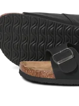 Sandalias estilo Birkenstock color negro con dos tiras ajustables con hebillas metálicas, plantilla anatómica con reborde de corcho y suela de goma.