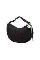 Bandolera acolchada negra de diseño semicircular, con asa fruncida y cierre superior. Incluye un llavero colgante con forma de ovejita y detalles en cordón verde.