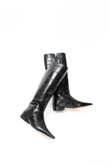 Bota de caña alta con acabado texturizado efecto cocodrilo de alto brillo. Presenta un diseño de punta afinada y tacón bloque bajo.