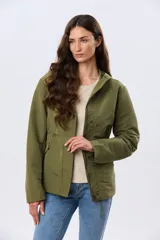 Campera liviana con capucha, de corte clásico, color beige, con bolsillos laterales con solapa y cierre frontal.