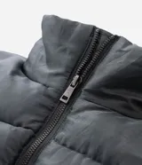 Campera puffer masculina Blue Steel, con diseño acolchado, cuello alto, cierre frontal por cremallera y efecto metalizado en tono gris.