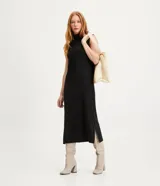 Vestido midi negro de suedine, sin mangas, con cuello alto acanalado y aberturas laterales.